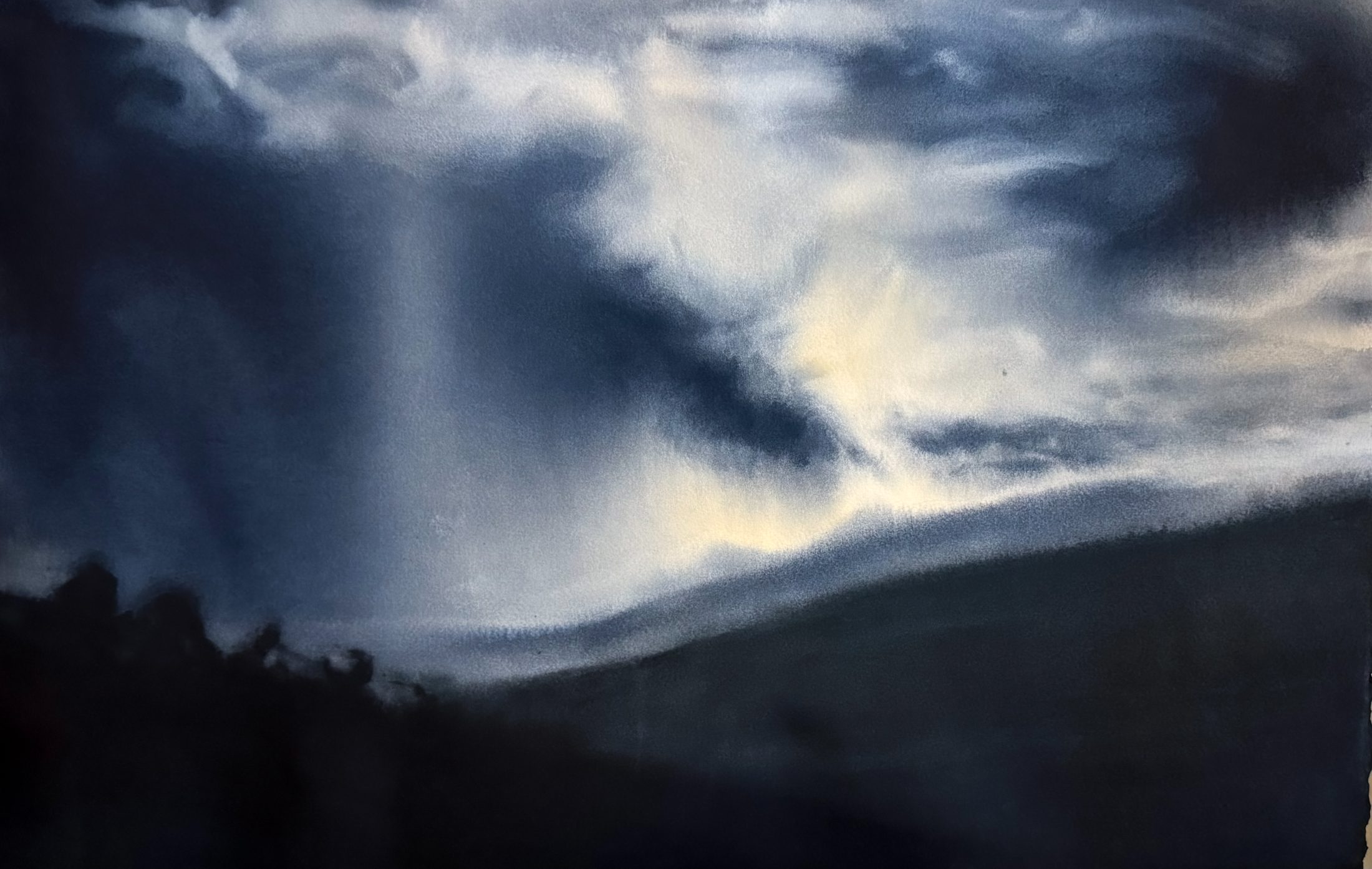 Mörka ovädershimlar över bergen i Pietrasanta