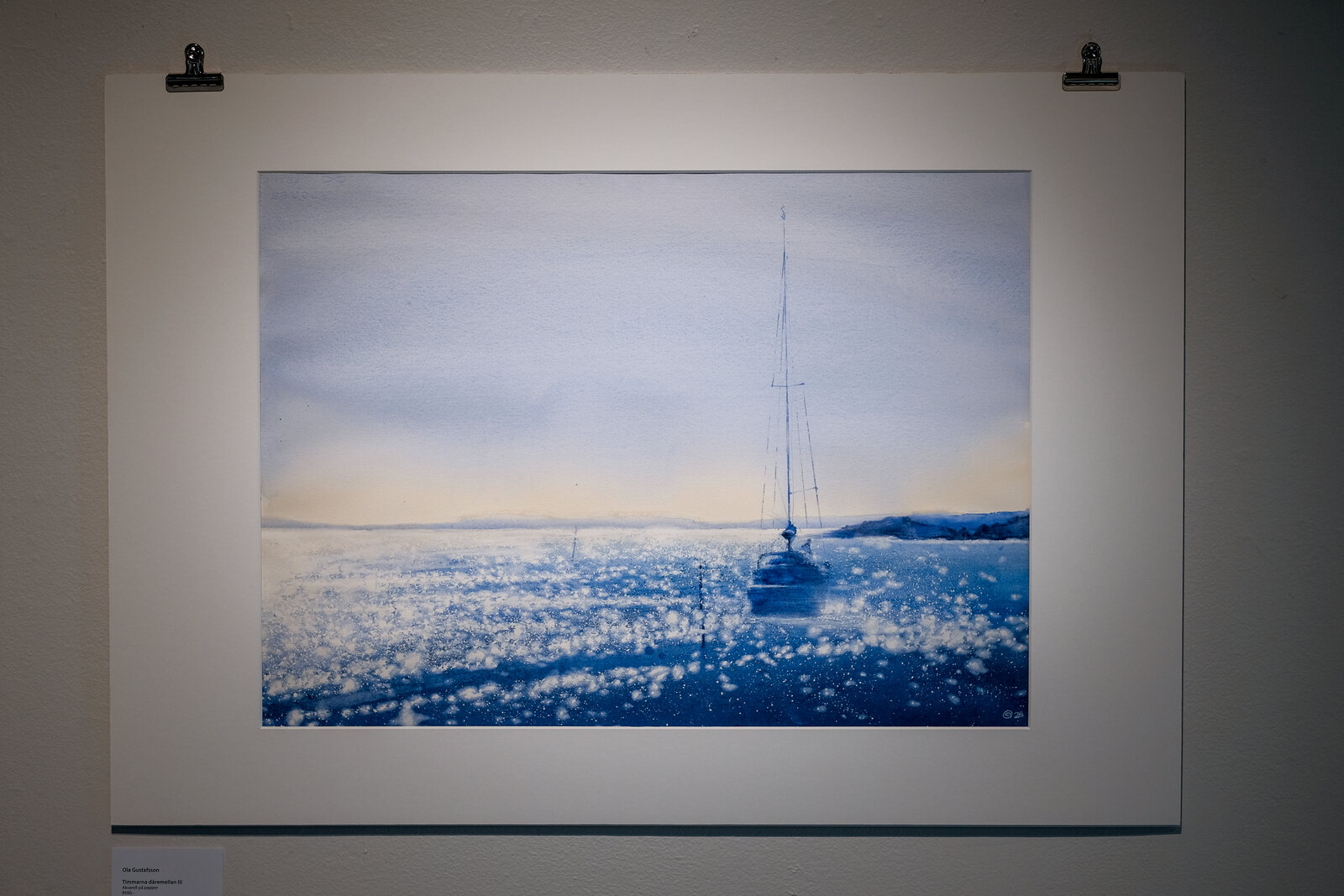 Akvarell av en segelbåt i motljus på glittrande vatten.