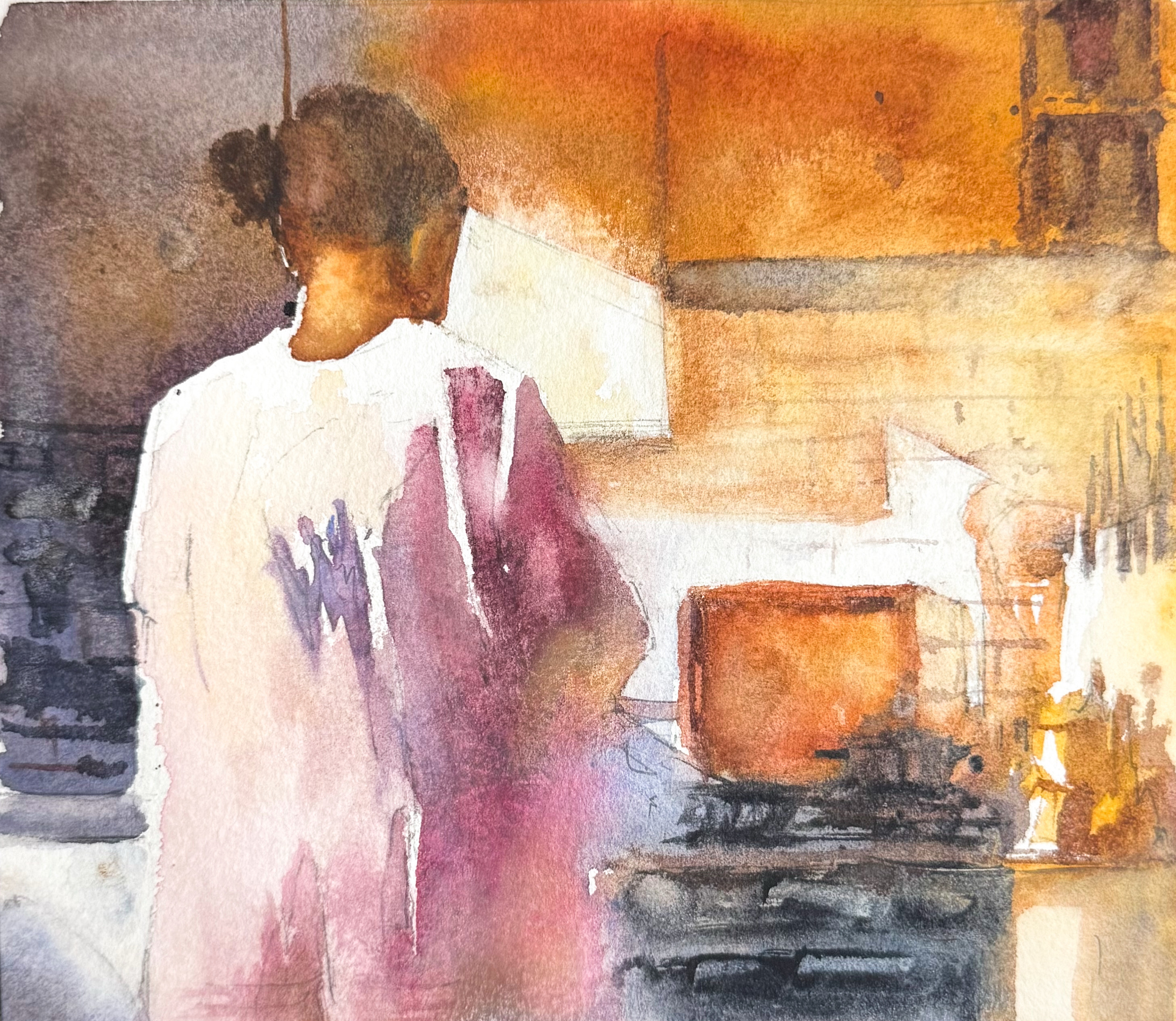 Figur i interiör med varma orange och violetta toner.