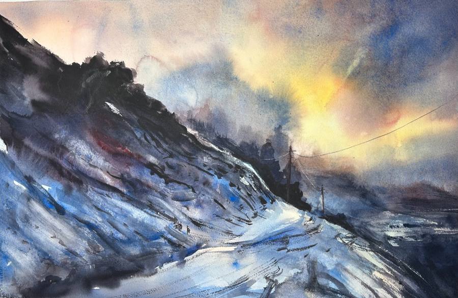 Väg som slingrar sig mellan berg och träd i mjukt ljus.