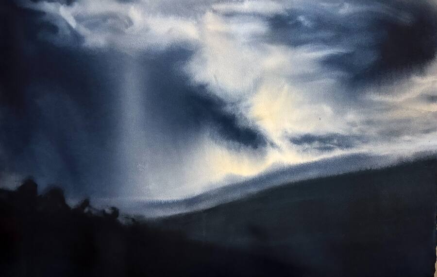 Mörka ovädershimlar över bergen i Pietrasanta