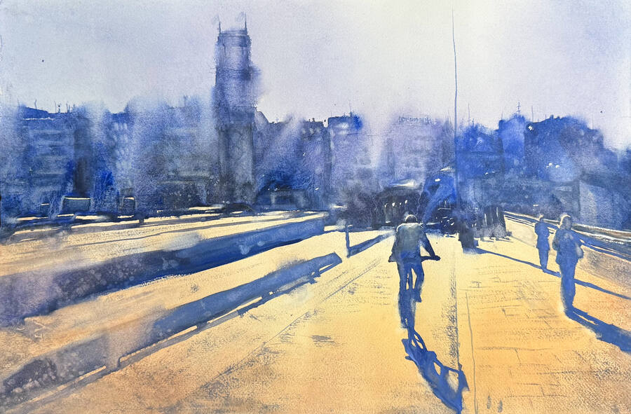 Solnedgång över vatten med träd och figur i förgrund.