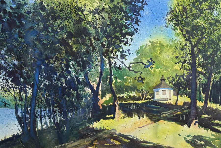 Lusthus vid Sickla i mjukt dagsljus och vårgrönska.