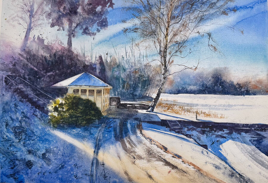 Vinterväg mot ett litet lusthus med snö och kall himmel.