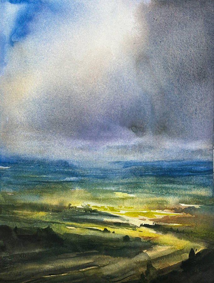 Ensam molnformation över ljus himmel.