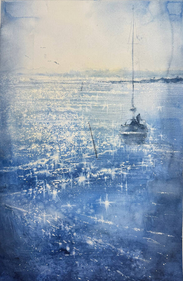 Liten båt i motljus på glittrande vatten i bleka blå toner.