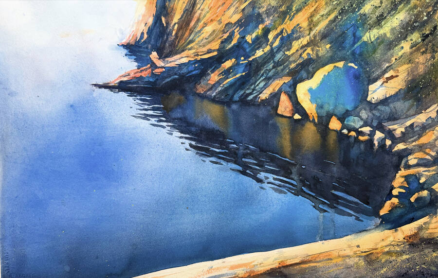 Solbelysta klippor vid lugnt hav i blå och gyllene toner.