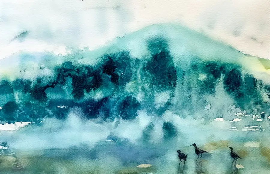 Små strandfåglar under en dramatisk stormig våg  vid havet.