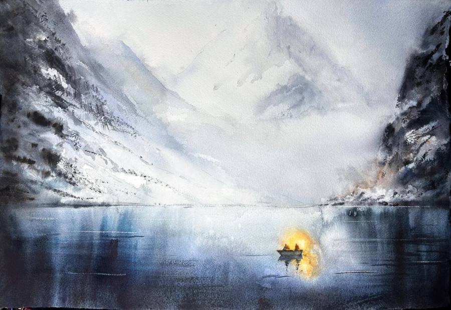 Kustlinje och hav under mörkt bergsparti i blå toner.