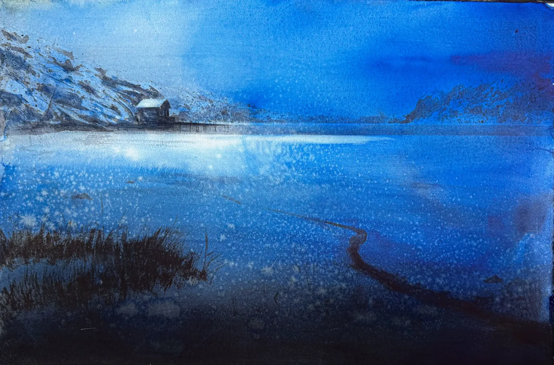 Djupblå morgonmålning på isig havsutsikt i februari.