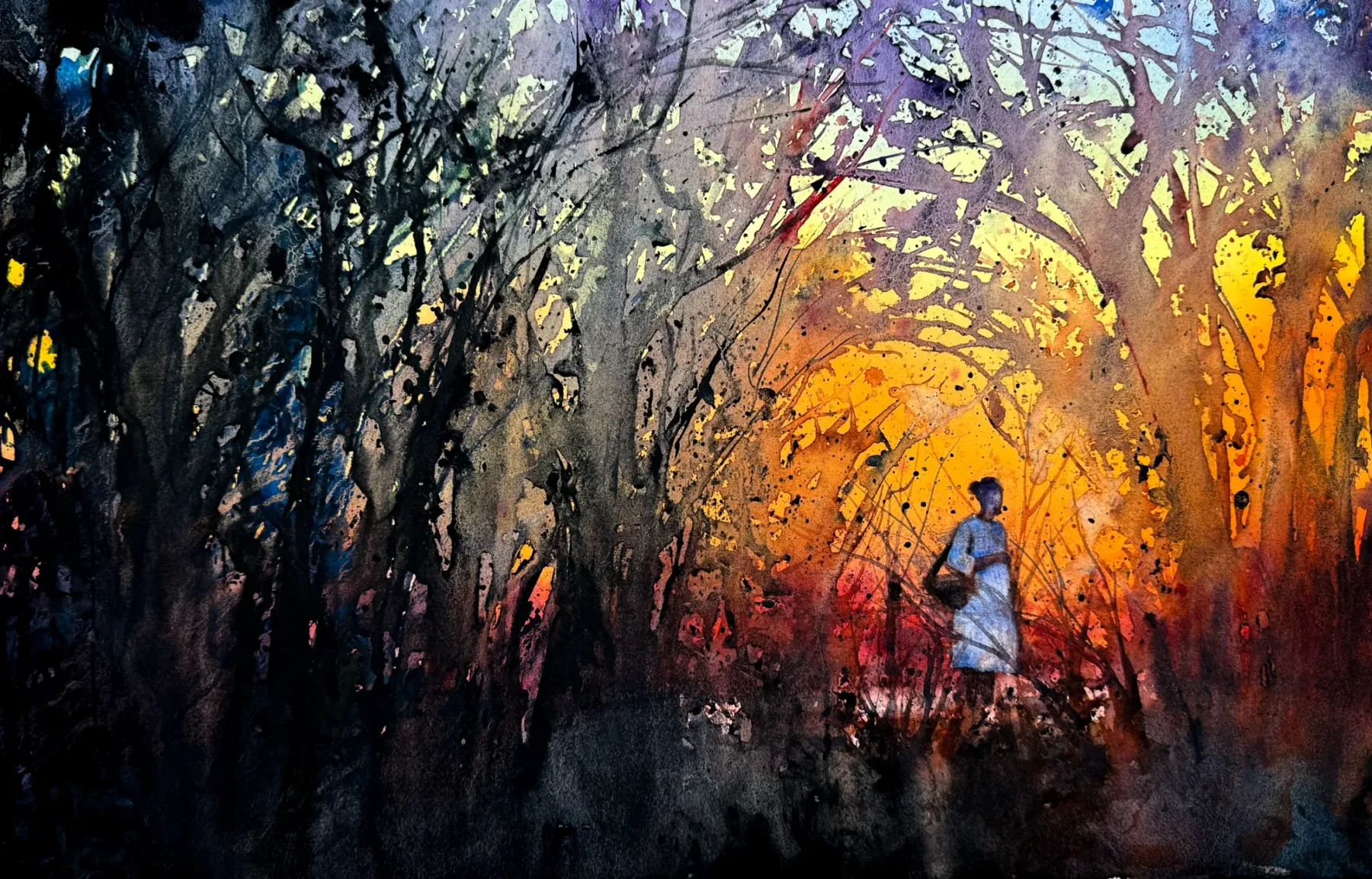 Kvinnofigur i skymningsljus och omfamnande skog och grenverk