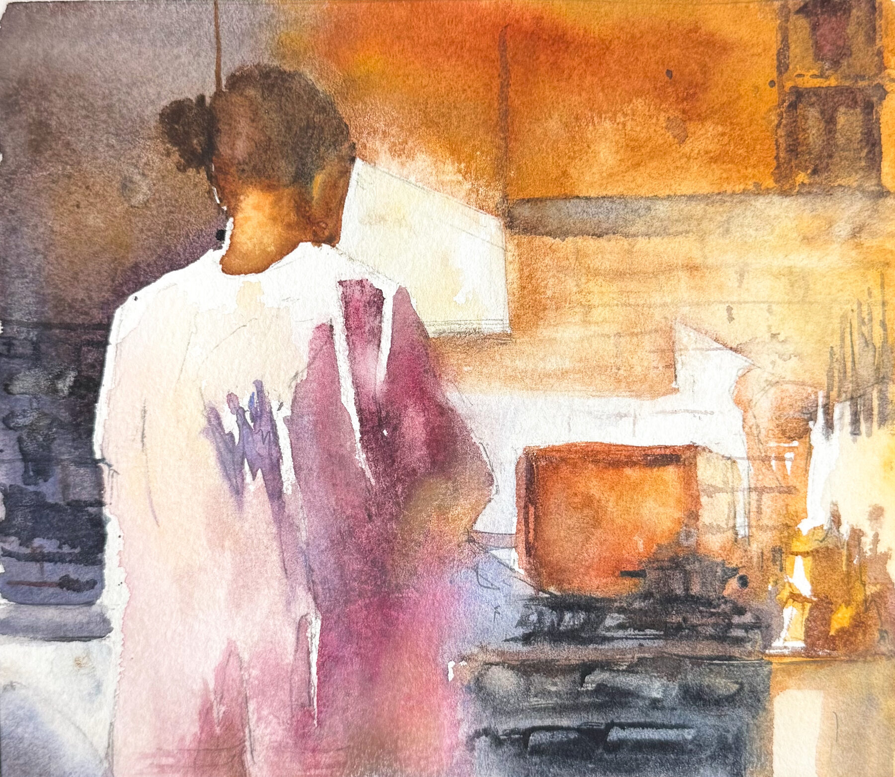 Figur i interiör med varma orange och violetta toner.