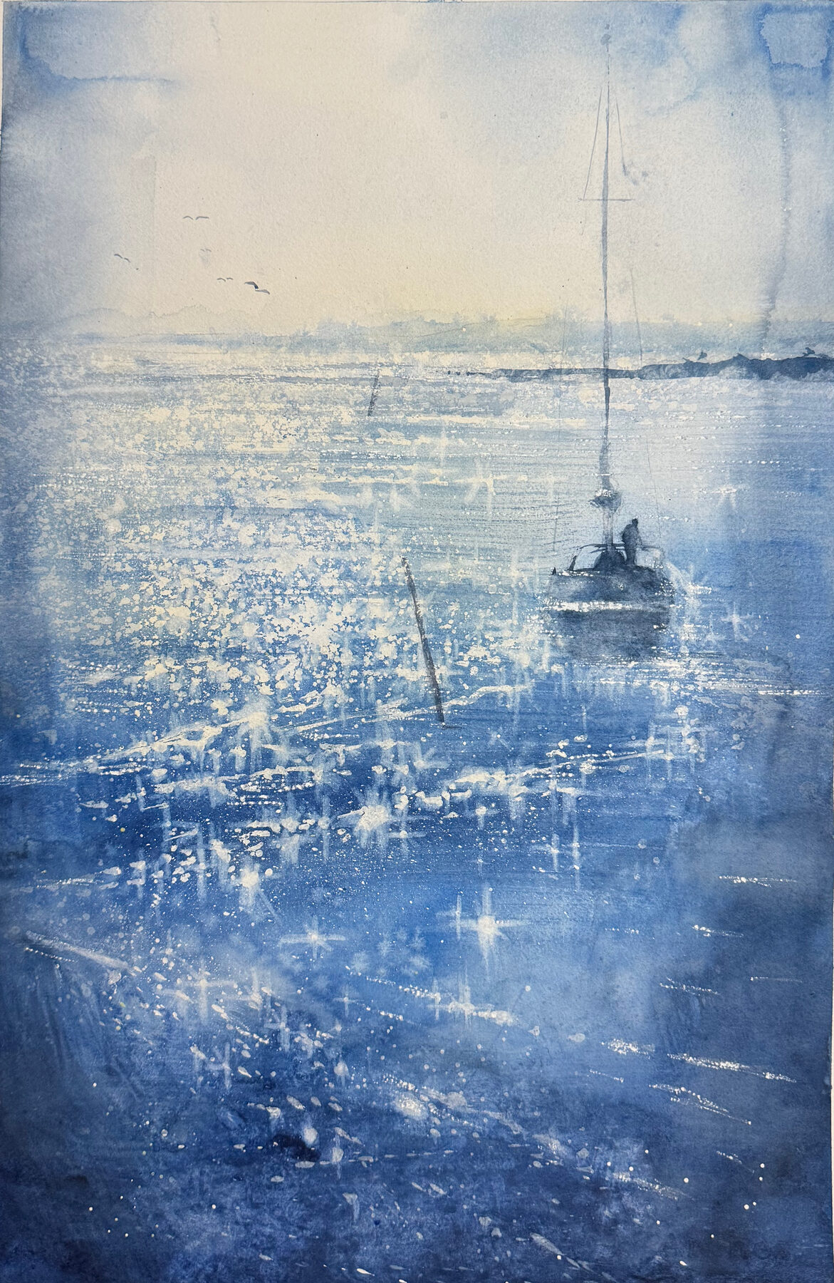 Liten båt i motljus på glittrande vatten i bleka blå toner.