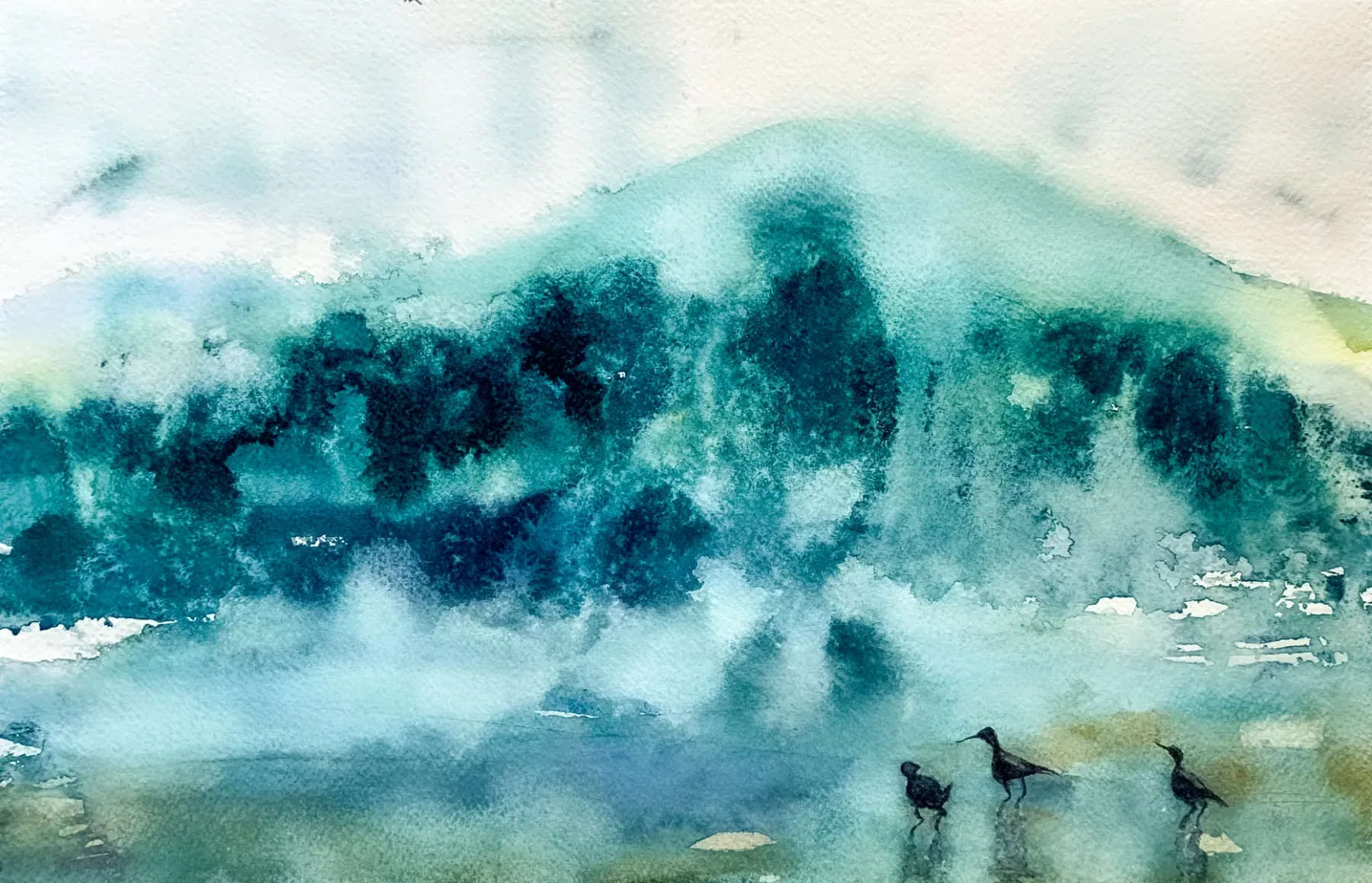 Små strandfåglar under en dramatisk stormig våg  vid havet.