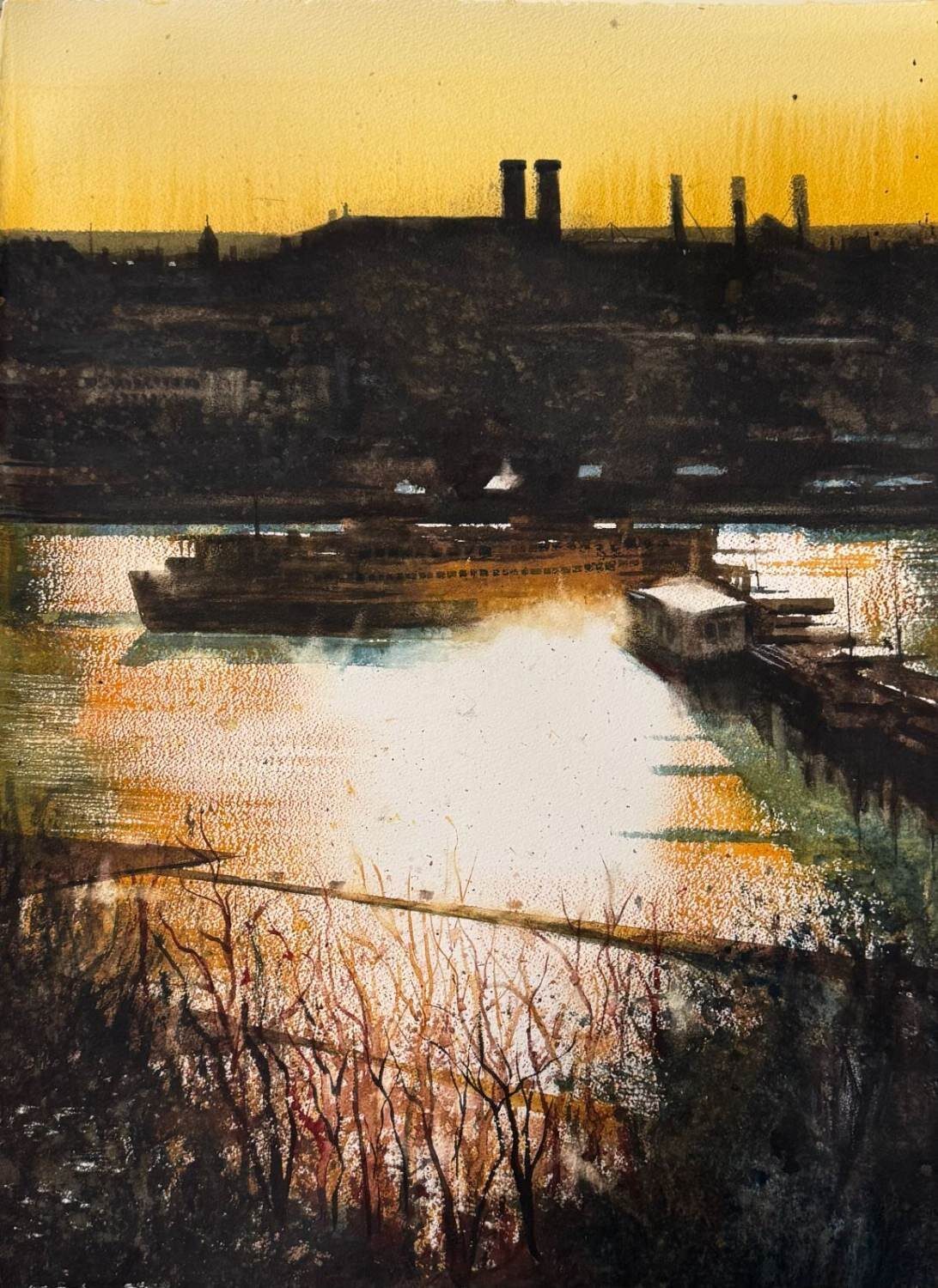 Glittrande vatten och mörka siluetter i kvällsljus.