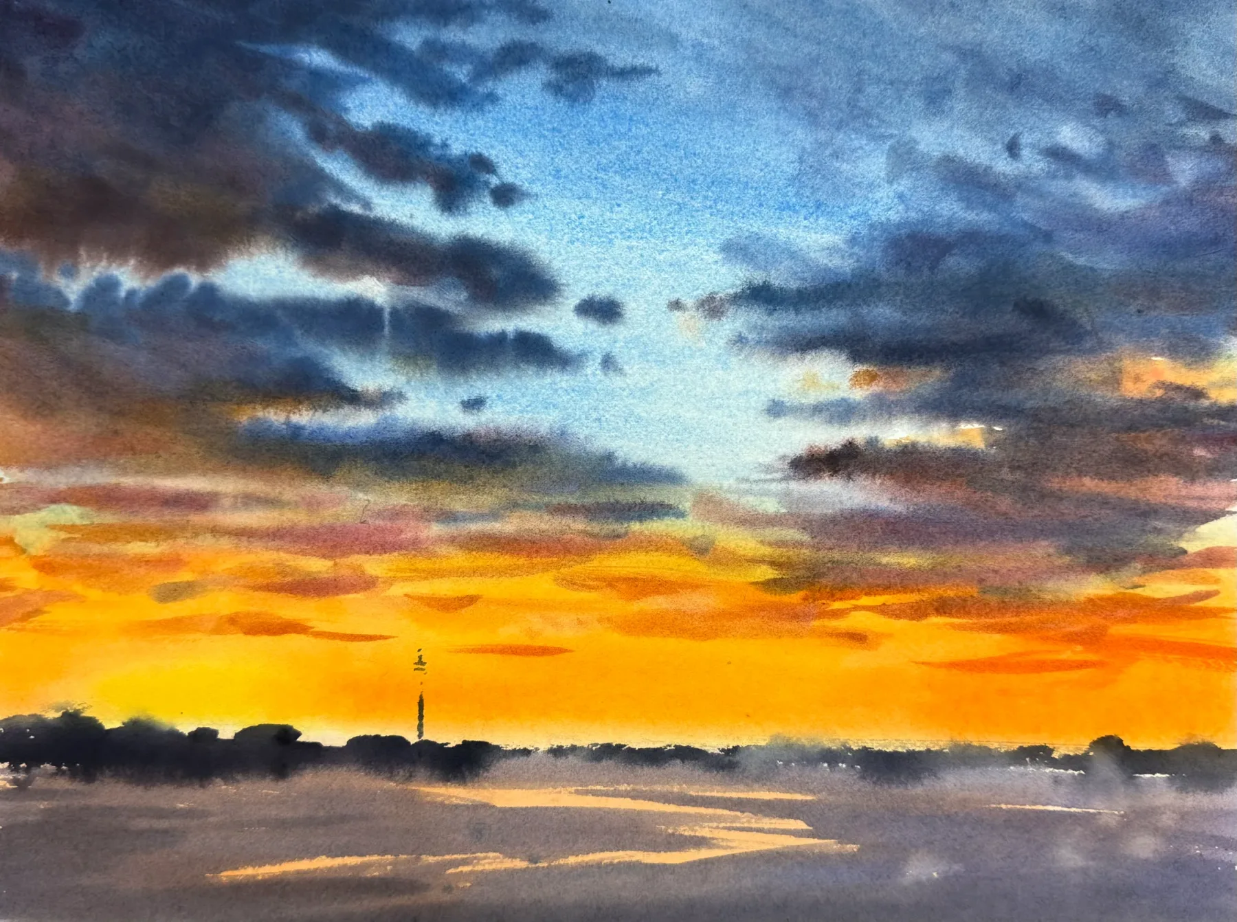 Orange vinterskymning över fruset vatten och låg horisont.